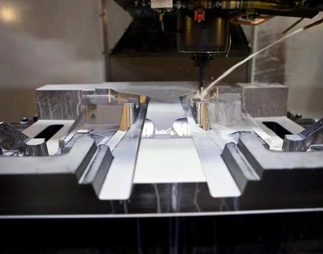 Hällprocessen för gjutning av metallform.